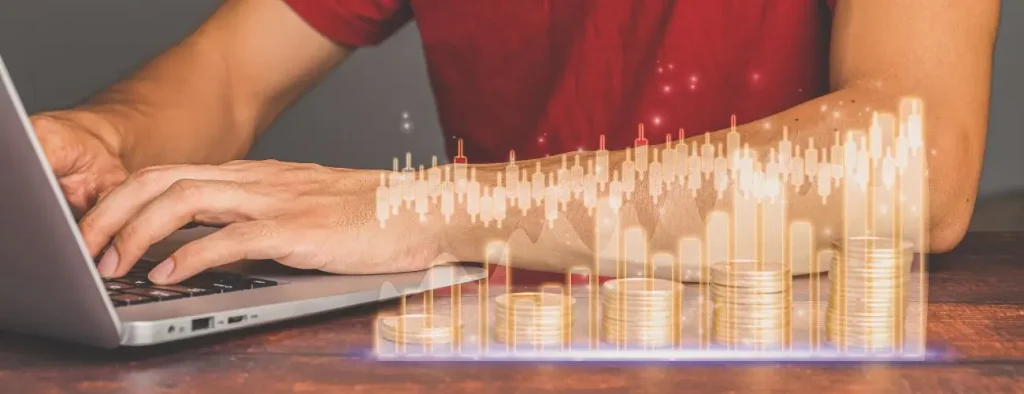 persona con ordenador y monedas digitales: representación de inmuebles tokenizados