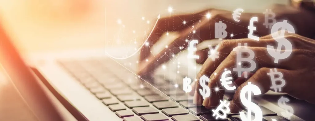 teclado con símbolos de monedas de diferentes flotando